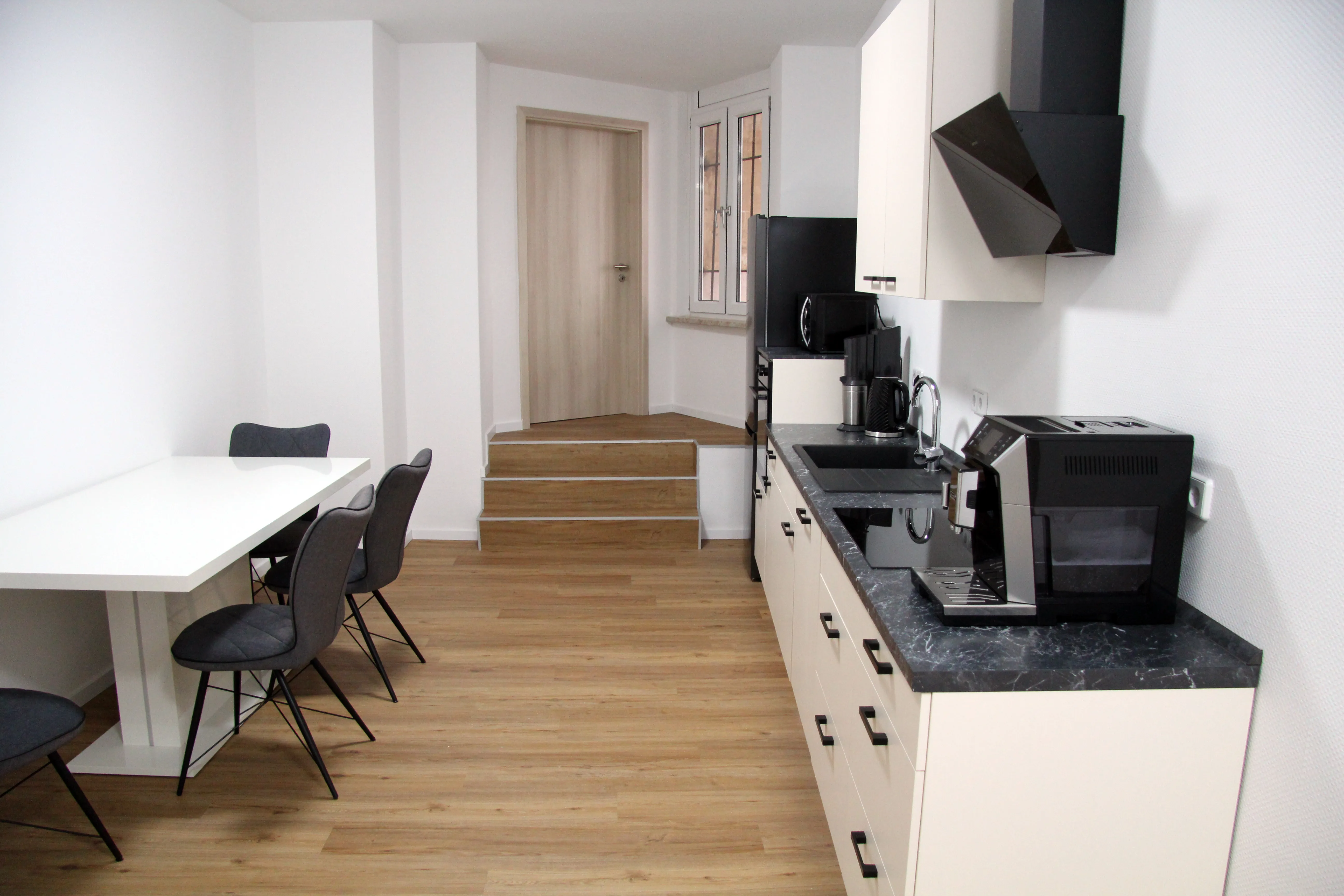 Moderne Einbauküche im Apartment