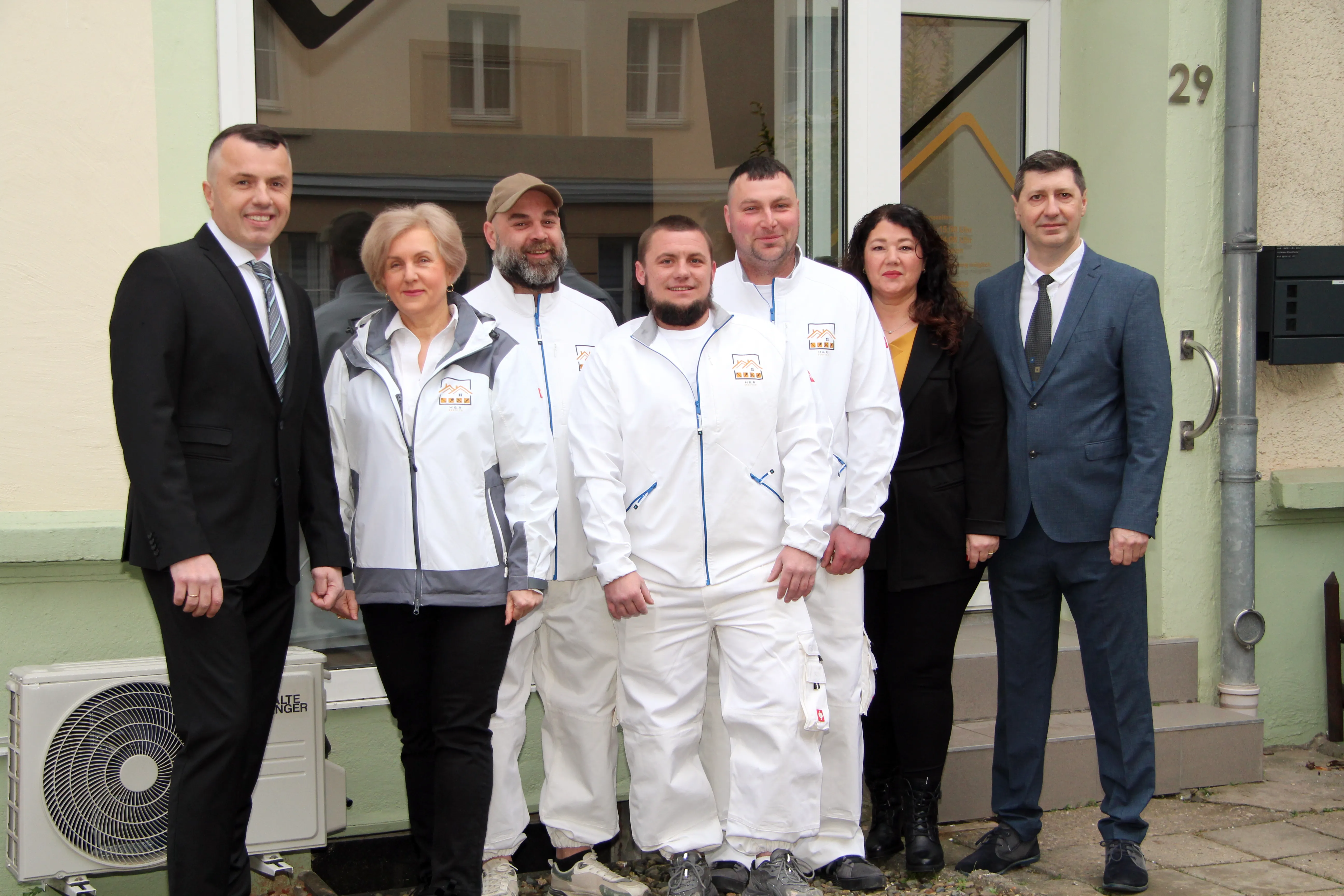 Das H&R Immobilien Team vor dem Büro in Halberstadt