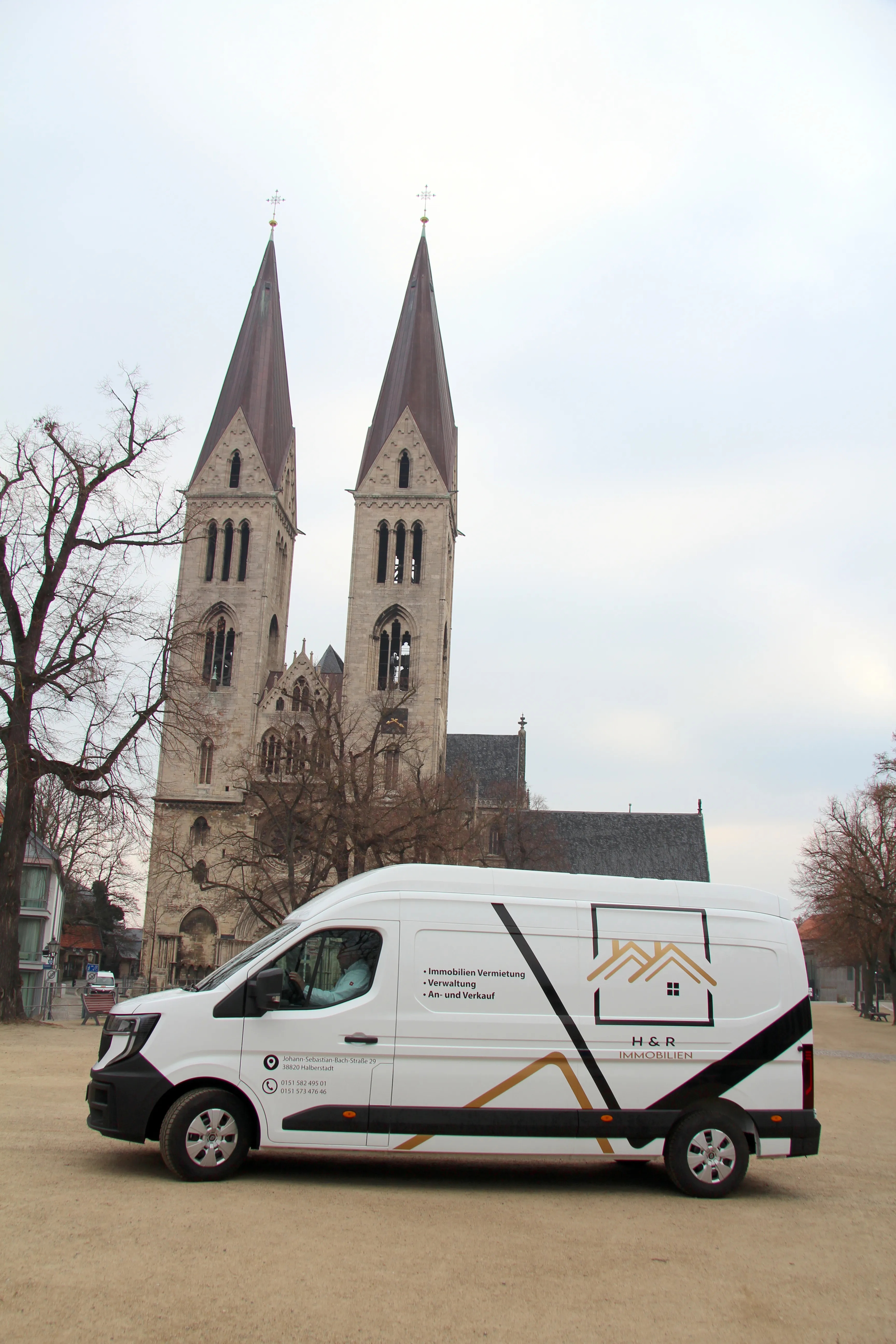 H&R Immobilien Firmenfahrzeug vor dem Halberstädter Dom